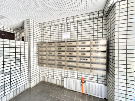 ���̑� �|�X�g�̓G���g�����X���ɂ���̂ŉJ�ɔG�ꂸ�X�ւ��󂯎��܂��ˁI