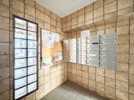 ���̑� �|�X�g�̓G���g�����X���ɂ���̂ŉJ�ɔG�ꂸ�X�ւ��󂯎��܂��ˁI