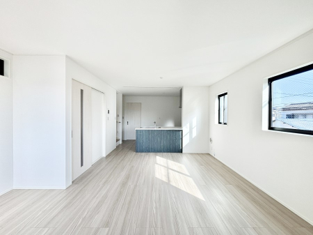 ���r���O ���邢�z���������A�����̕��͋C�ɖ�������郊�r���O�E�_�C�j���O�B 