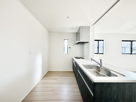 �L�b�`�� �u�₩�ȕ����ʂ蔲����L�b�`���B��������̂Ŗ��邭���C�ɂ��𗧂��܂��B