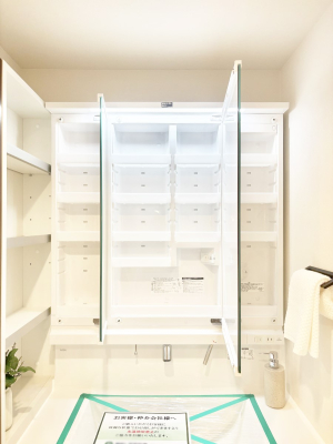 ���̑����� �O�ʋ��̗��ɁA���ϕi��q���p�i�Ȃǂ����[�\�B���ʑ����������ƕۂ��܂��I