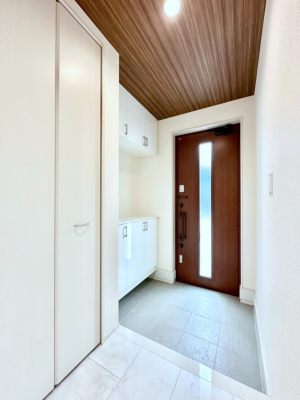 ���� �K���X�X���b�g�̓��������փh�A�������Ɍ���͂��Ă���܂�