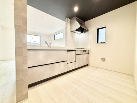 �L�b�`�� �u�₩�ȕ����ʂ蔲����L�b�`���B��������̂Ŗ��邭���C�ɂ��𗧂��܂��B�@