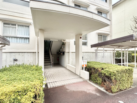 �G���g�����X �Z���҂◈�K�҂��C�����悭���o�}��