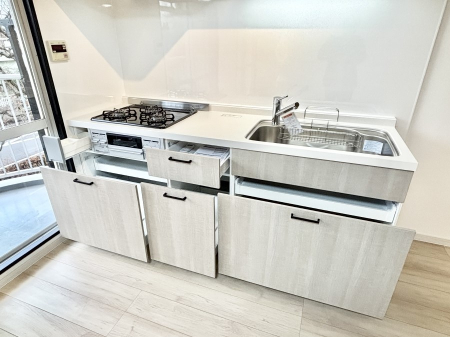 �L�b�`�� �򐅊�E�r���Z���T�[�R�����E�݌˒I�E�X���C�h���[�E�t���b�g�����W�t�[�h�B�ݔ��[���̃L�b�`���B