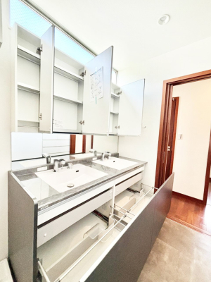 ���̑����� �O�ʋ��̗��ɁA���ϕi��q���p�i�Ȃǂ����[�\�B���ʑ����������ƕۂ��܂��I