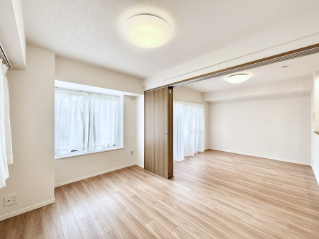 ���̑����� ���r���O�ɗאڂ����m���B�����˂��J������ƃ��r���O�ƌq����e���̋�Ԃɕϐg�I