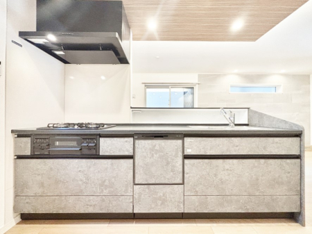 �L�b�`�� ���r���O�ŗV�Ԃ��q�l�������Ȃ��炨�������ł���ΖʃL�b�`��