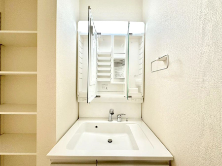 ���̑����� �O�ʋ��̗��ɁA���ϕi��q���p�i�Ȃǂ����[�\�B���ʑ����������ƕۂ��܂��I