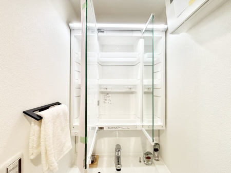 ���̑����� �O�ʋ��̗��ɁA���ϕi��q���p�i�Ȃǂ����[�\�B���ʑ����������ƕۂ��܂��I