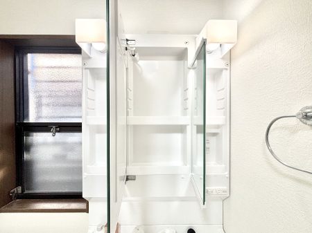 ���̑����� �O�ʋ��̗��ɁA���ϕi��q���p�i�Ȃǂ����[�\�B���ʑ����������ƕۂ��܂��I