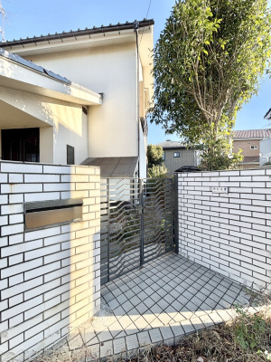 ���̑� �G���g�����X�ɂȂ��ރV���v���f�U�C���̖和 