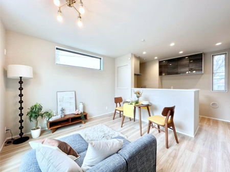 ���r���O ���邢�z���������A�����̕��͋C�ɖ�������郊�r���O�E�_�C�j���O�B 