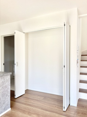 ���̑����� ���r���O���[�B�����Ɏ��[������ƕ����W�܂�LDK���X�b�L���Еt�������ł��ˁB  