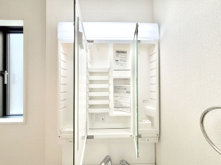 ���̑����� �O�ʋ��̗��ɁA���ϕi��q���p�i�Ȃǂ����[�\�B���ʑ����������ƕۂ��܂��I