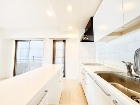 �L�b�`�� �J�E���^�[��z�u�����L�b�`���X�y�[�X�ł�������H��̌�Еt�����X���[�Y�ɁI