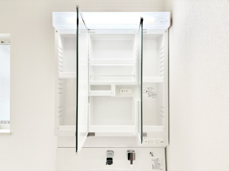 ���̑����� �O�ʋ��̗��ɁA���ϕi��q���p�i�Ȃǂ����[�\�B���ʑ����������ƕۂ��܂��I