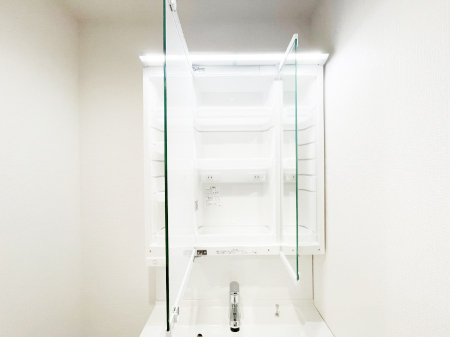 ���̑����� �O�ʋ��̗��ɁA���ϕi��q���p�i�Ȃǂ����[�\�B���ʑ����������ƕۂ��܂��I