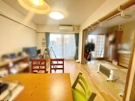 ���r���O ���R������荞�܂�A�Ƒ��c���̏ꏊ�𖾂邭���o