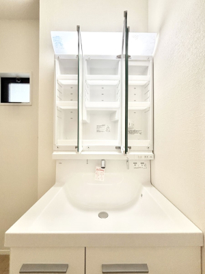 ���̑����� �O�ʋ��̗��ɁA���ϕi��q���p�i�Ȃǂ����[�\�B���ʑ����������ƕۂ��܂��I