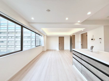 ���r���O ���R������荞�܂�A�Ƒ��c���̏ꏊ�𖾂邭���o