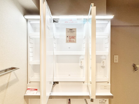 ���̑����� �O�ʋ��̗��ɁA���ϕi��q���p�i�Ȃǂ����[�\�B���ʑ����������ƕۂ��܂��I