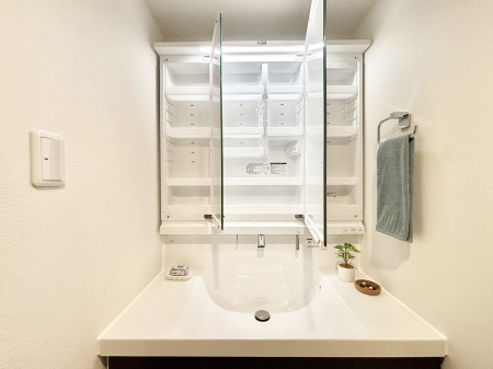 ���̑����� �O�ʋ��̗��ɁA���ϕi��q���p�i�Ȃǂ����[�\�B���ʑ����������ƕۂ��܂��I