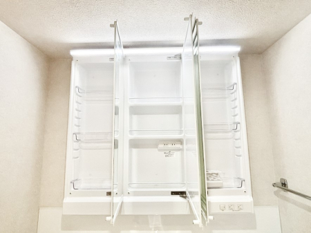 ���̑����� �O�ʋ��̗��ɁA���ϕi��q���p�i�Ȃǂ����[�\�B���ʑ����������ƕۂ��܂��I