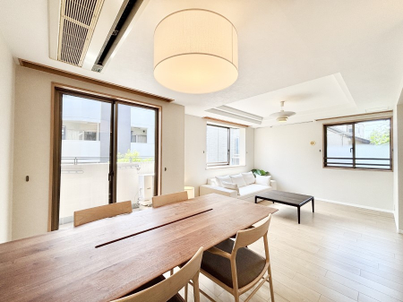 ���r���O ���R������荞�܂�A�Ƒ��c���̏ꏊ�𖾂邭���o