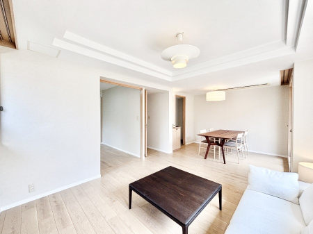 ���̑����� �Ƒ��̏Ί炪���R�Ɛ��܂�Ă���A����ȕ��͋C�̃_�C�j���O�Ɏd�オ���Ă��܂��B