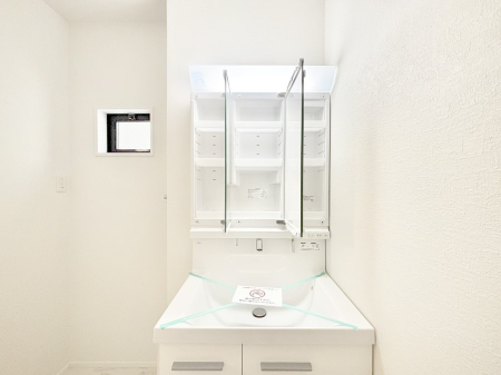 ���̑����� �O�ʋ��̗��ɁA���ϕi��q���p�i�Ȃǂ����[�\�B���ʑ����������ƕۂ��܂��I