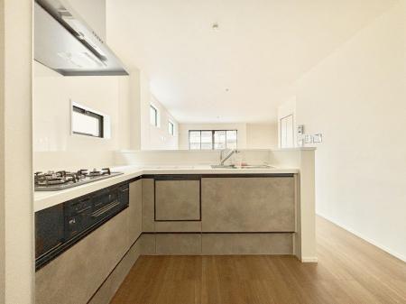 �L�b�`�� ���r���O�ŗV�Ԃ��q�l�������Ȃ��炨�������ł���ΖʃL�b�`��