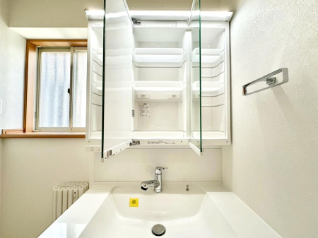 ���̑����� �O�ʋ��̗��ɁA���ϕi��q���p�i�Ȃǂ����[�\�B���ʑ����������ƕۂ��܂��I