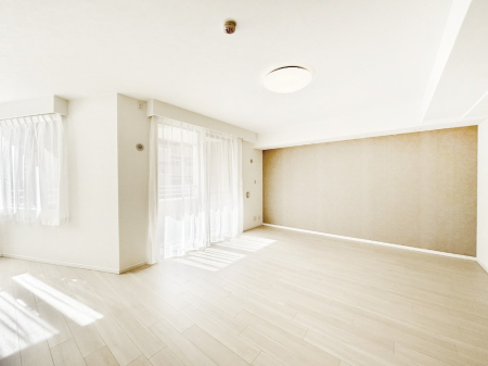 ���r���O ���R������荞�܂�A�Ƒ��c���̏ꏊ�𖾂邭���o