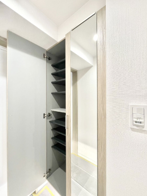 ���̑����� �����Ղ���[�ł���V���[�Y�{�b�N�X�ŉƑ��S���̌C���A���ւ�������B  