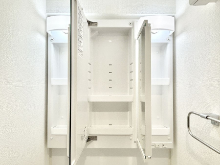 ���̑����� �O�ʋ��̗��ɁA���ϕi��q���p�i�Ȃǂ����[�\�B���ʑ����������ƕۂ��܂��I