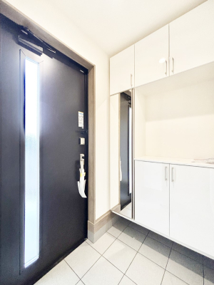 ���� �K���X�X���b�g�̓��������փh�A�������Ɍ���͂��Ă���܂�