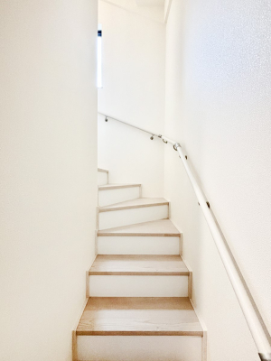 ���̑� ���Ƒ��Ԃ̃R�~���j�P�[�V�������[�܂郊�r���O�C���K�i���̗p