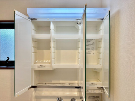 ���̑����� �O�ʋ��̗��ɁA���ϕi��q���p�i�Ȃǂ����[�\�B���ʑ����������ƕۂ��܂��I