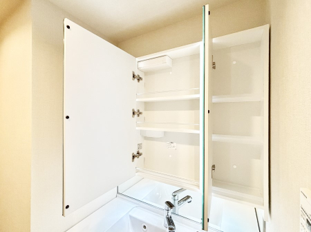 ���̑����� �O�ʋ��̗��ɁA���ϕi��q���p�i�Ȃǂ����[�\�B���ʑ����������ƕۂ��܂��I