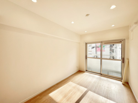 �Q�� ����