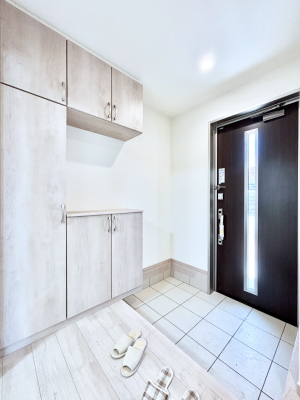 ���� �K���X�X���b�g�̓��������փh�A�������Ɍ���͂��Ă���܂�