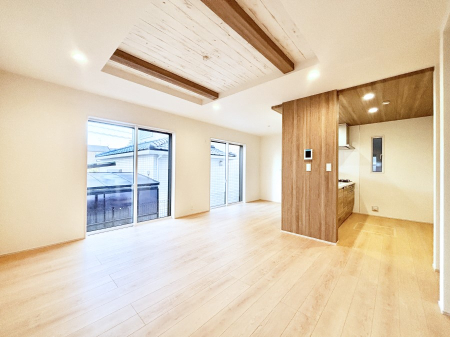 ���̑����� �܂�グ�V��͗��̓I�ȉ��s��������̂ŁA�V�䂪�L�������ĊJ���I�ȋ�Ԃ����o�ł��܂��B  