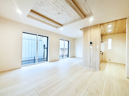 ���̑����� �܂�グ�V��͂͗��̓I�ȉ��s��������̂ŁA�V�䂪�L�������ĊJ���I�ȋ�Ԃ����o�ł��܂��B  