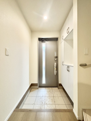 ���� �K���X�X���b�g�̓��������փh�A�������Ɍ���͂��Ă���܂�