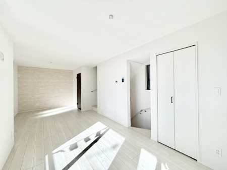 ���̑����� �Ƒ��̏Ί炪���R�Ɛ��܂�Ă���A����ȕ��͋C�̃_�C�j���O�Ɏd�オ���Ă��܂��B