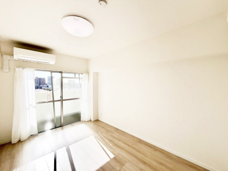 ���̑����� �o���R�j�[���J�������v���X���Ă����m��