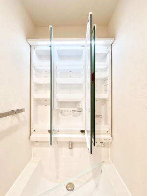 ���̑����� �O�ʋ��̗��ɁA���ϕi��q���p�i�Ȃǂ����[�\�B���ʑ����������ƕۂ��܂��I