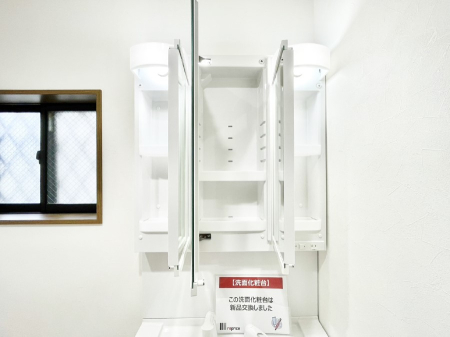 ���̑����� �O�ʋ��̗��ɁA���ϕi��q���p�i�Ȃǂ����[�\�B���ʑ����������ƕۂ��܂��I