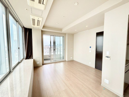 ���r���O ���R������荞�܂�A�Ƒ��c���̏ꏊ�𖾂邭���o  